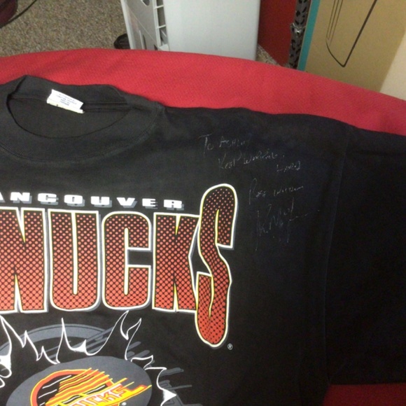 NHL Vancouver Canucks autographed tshirt - Picture 2 of 2